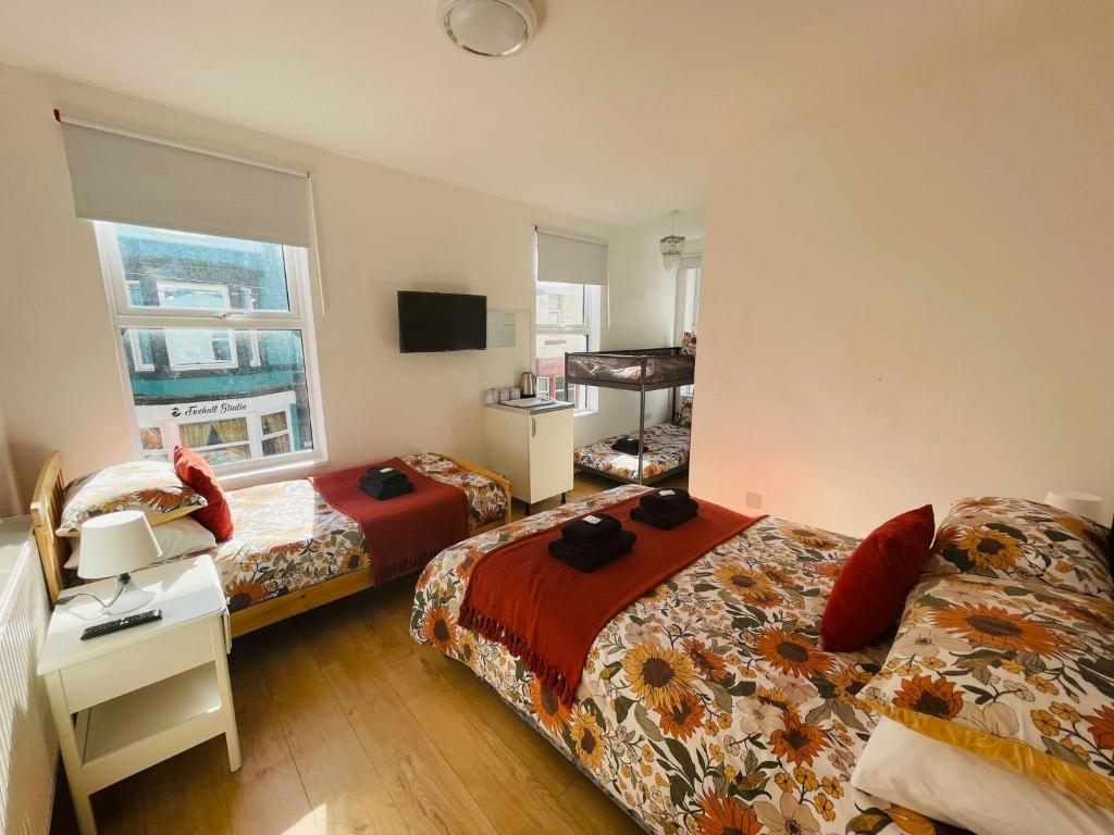 Ariana House Hotel-Families and Couples Only room 5